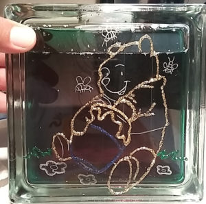 Blocco di vetro decorativo artigianale di Winnie the Pooh.